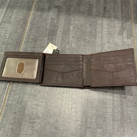 NWT Fossil Wallet-Bi-fold with Flip ID - Picture 2 of 4